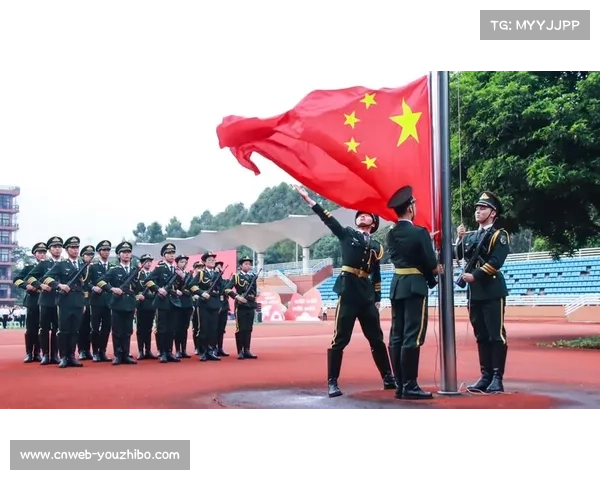 赛场国歌奏响环节，球员中线列队致敬